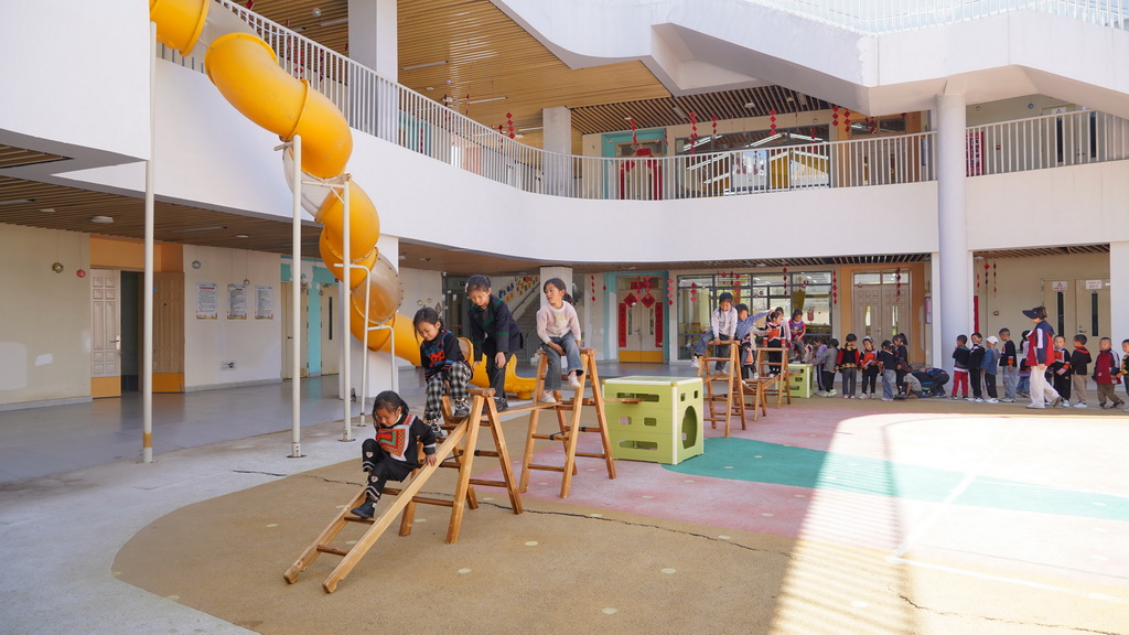 四川省昭覺(jué)縣昭美社區(qū)幼兒園小朋友在老師帶領(lǐng)下做游戲（2025年4月21日攝）。新華社記者 尹恒 攝