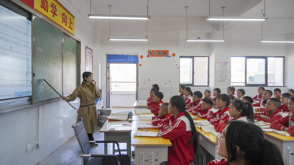 四川省昭覺(jué)縣城北鎮(zhèn)沐恩邸中心小學(xué)學(xué)生在上語(yǔ)文課（2025年4月21日攝）。新華社記者 尹恒 攝