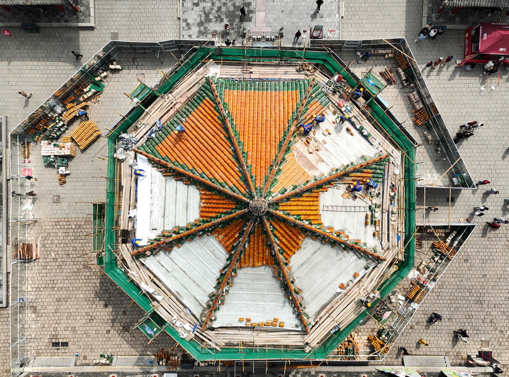 這是2025年4月6日拍攝的保養(yǎng)維護(hù)中的沈陽(yáng)故宮大政殿（無(wú)人機(jī)照片）。新華社記者 李鋼 攝