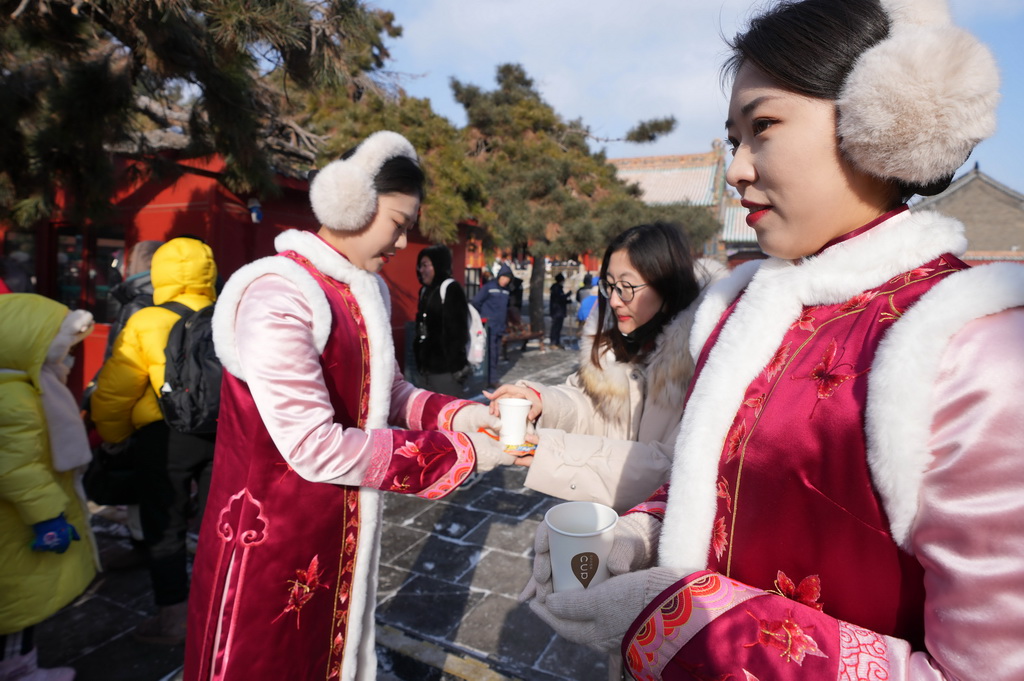 2024年1月21日，沈陽故宮工作人員為游客提供姜糖水和暖貼。新華社記者 李鋼 攝