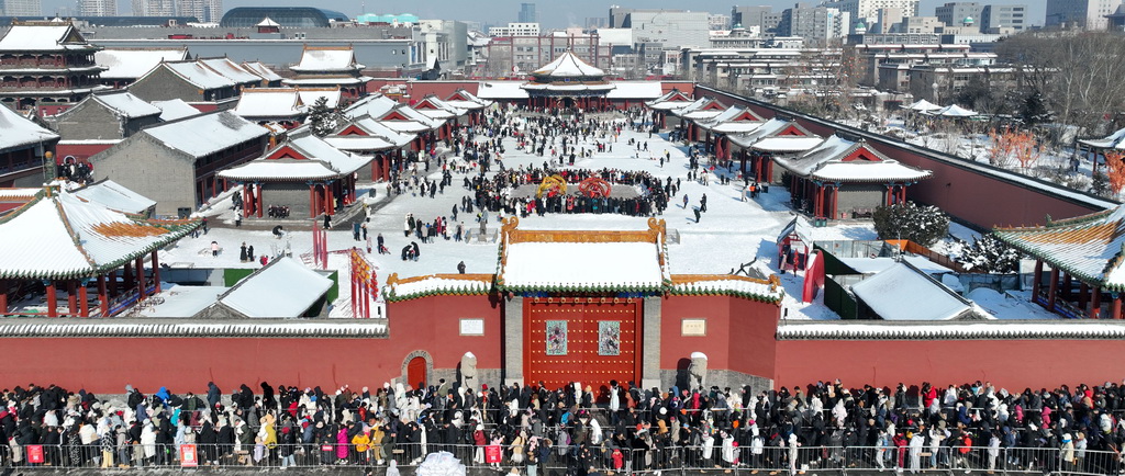 2025年1月31日，游客在沈陽故宮參觀（無人機(jī)照片）。新華社記者 李鋼 攝