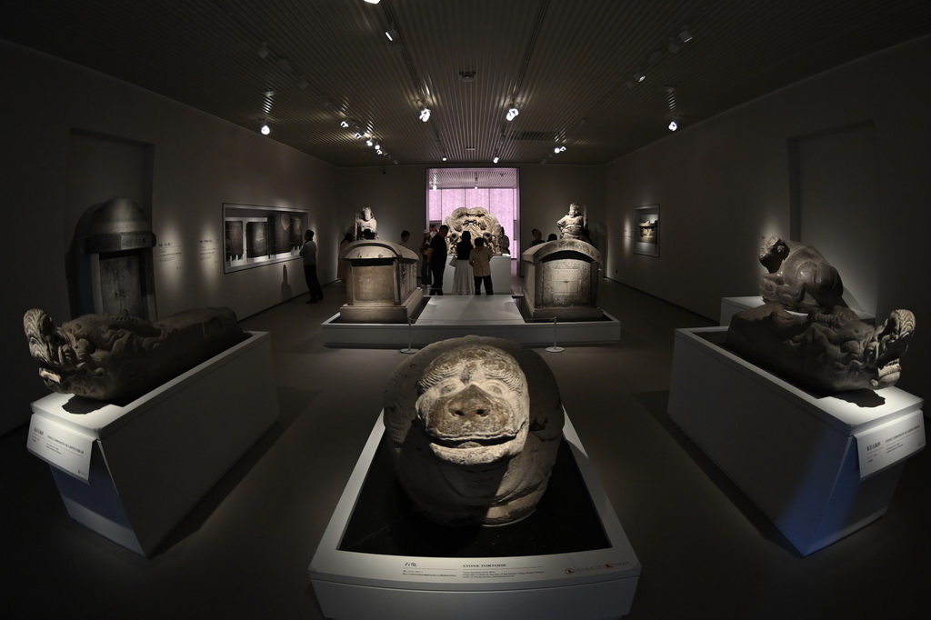 5月9日，游客在改造完成的西安碑林博物館老館區(qū)參觀。