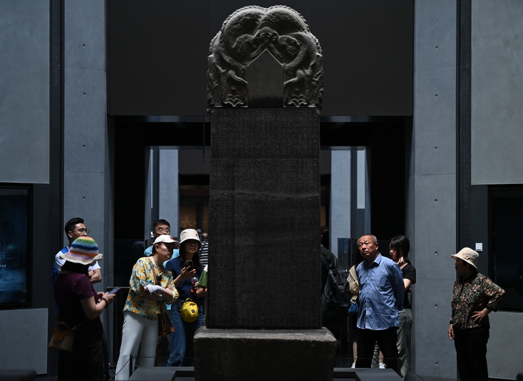 5月12日，游客在改擴(kuò)建后的西安碑林博物館北區(qū)場(chǎng)館參觀。