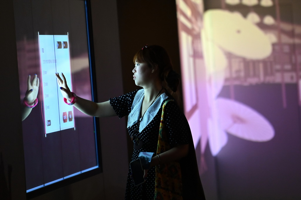 5月12日，游客在改擴建后的西安碑林博物館北區(qū)場館進行互動體驗。