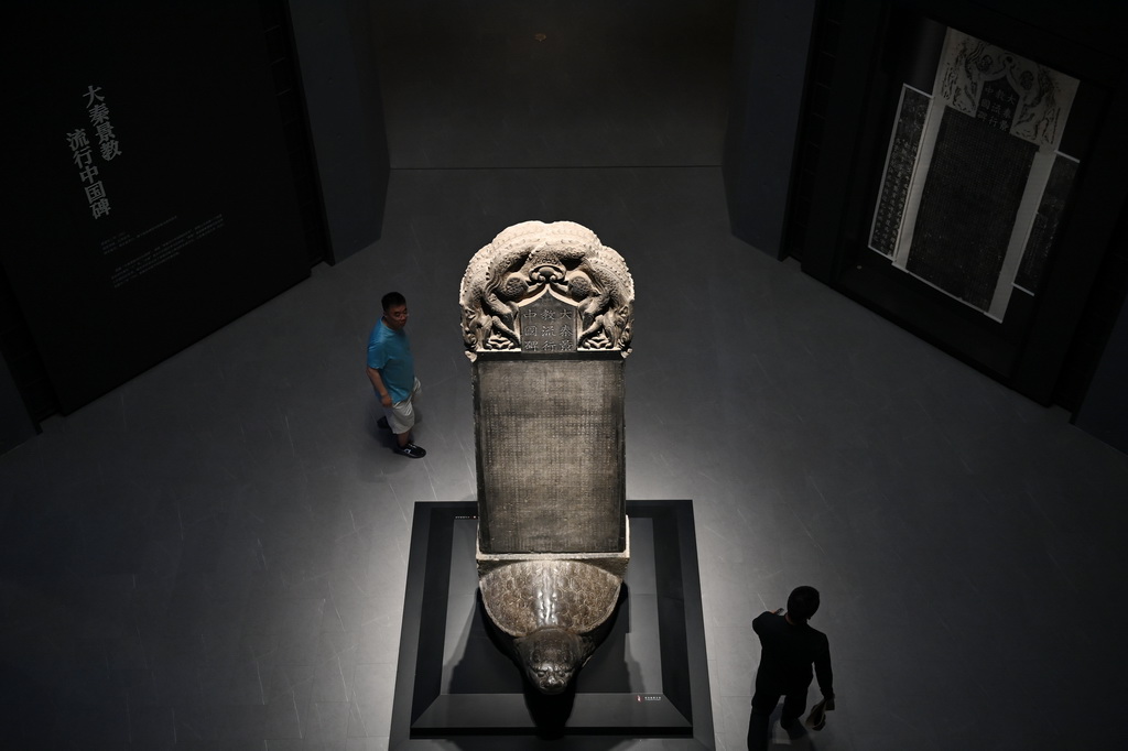 5月12日，游客在改擴(kuò)建后的西安碑林博物館北區(qū)場館參觀石碑。