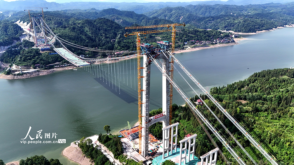 湖南懷化：洞庭溪沅水特大橋建設(shè)正酣