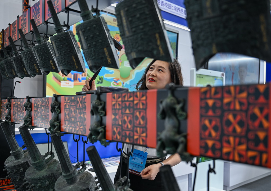 5月14日，在2025世界數(shù)字教育大會(huì)教育數(shù)字化成果展上，參觀者體驗(yàn)編鐘演奏。