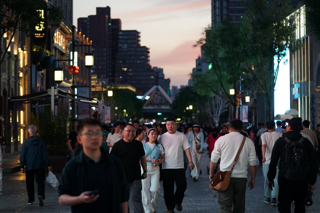 5月14日，游客在太原市鐘樓街游覽。