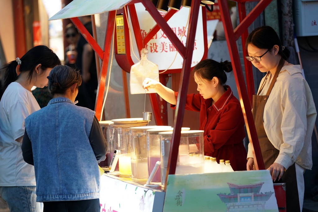 5月14日，游客在太原市食品街購(gòu)買(mǎi)食品。