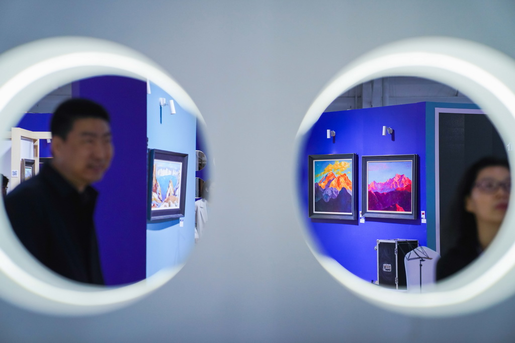 5月15日，參觀者在主題油畫作品展現場參觀。