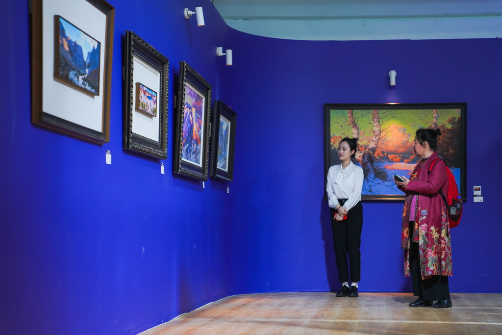 5月15日，參觀者在主題油畫作品展現(xiàn)場參觀。