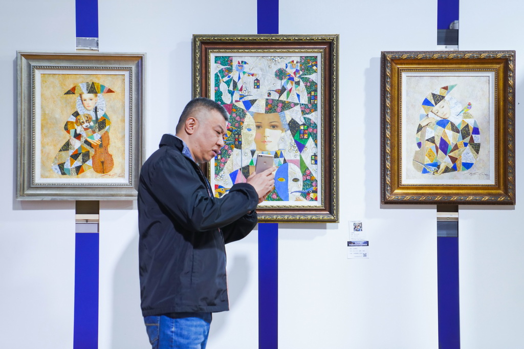 5月15日，參觀者在主題油畫作品展現(xiàn)場參觀。