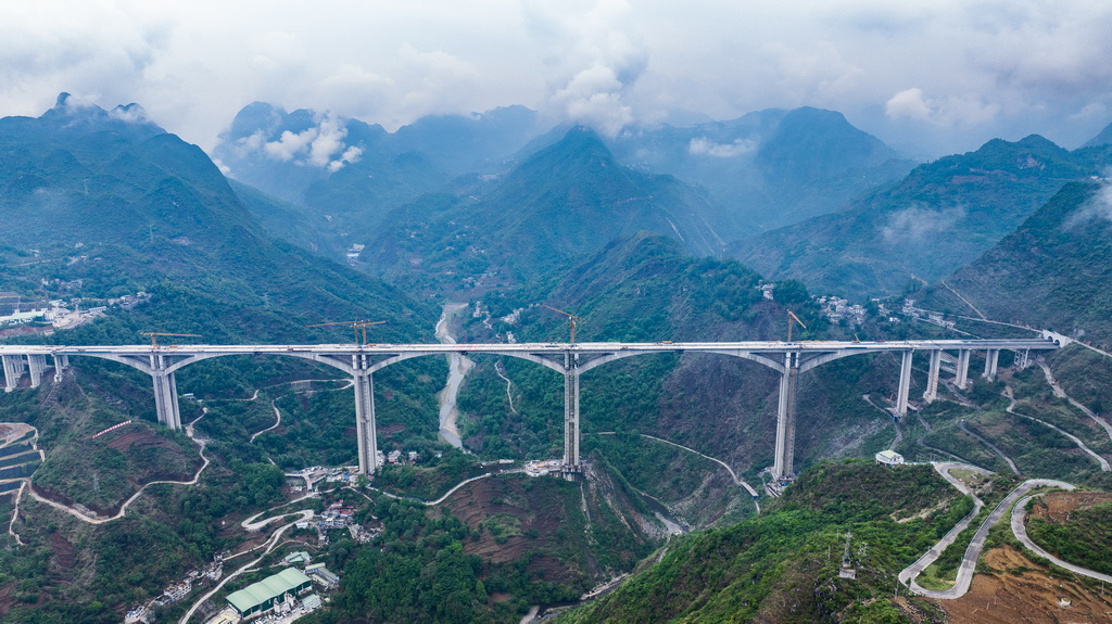 這是順利實(shí)現(xiàn)合龍的納晴高速六枝特大橋(5月15日攝,無(wú)人機(jī)照片)。