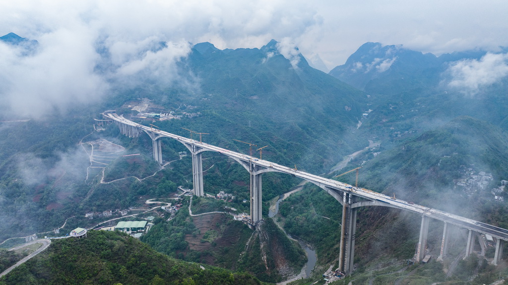 這是順利實(shí)現(xiàn)合龍的納晴高速六枝特大橋（5月15日攝，無(wú)人機(jī)照片）。