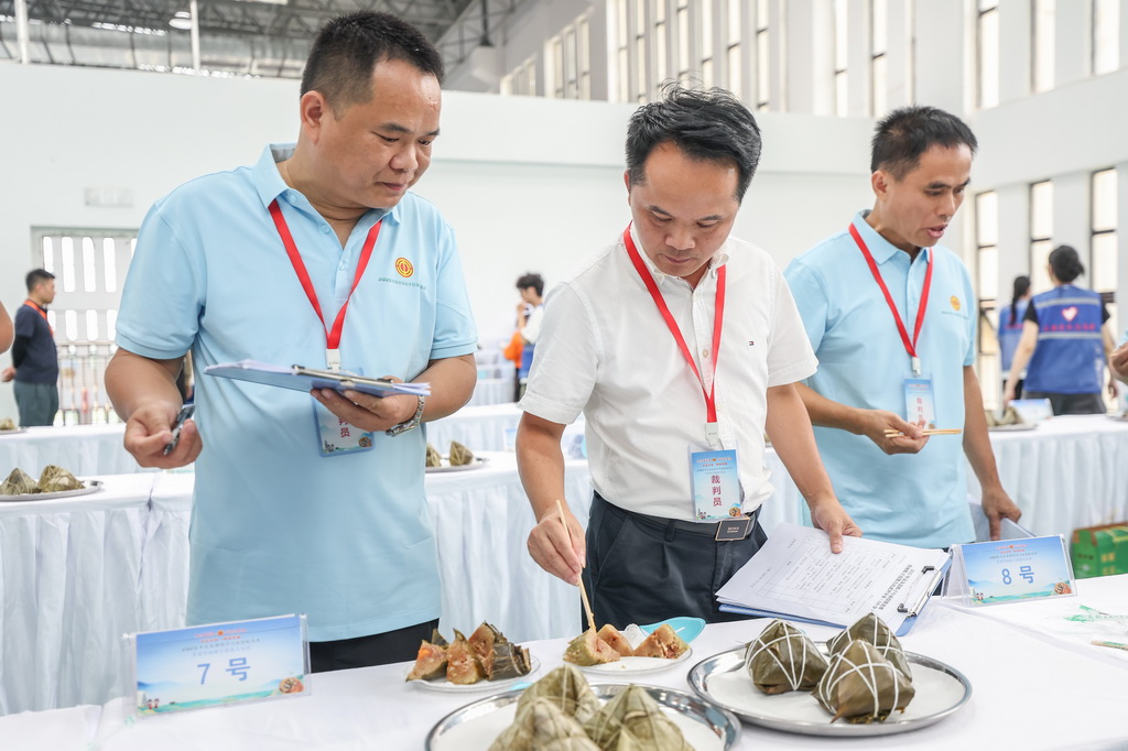 5月16日，評委在海南定安縣2025年粽子行業(yè)技能競賽中品鑒粽子。