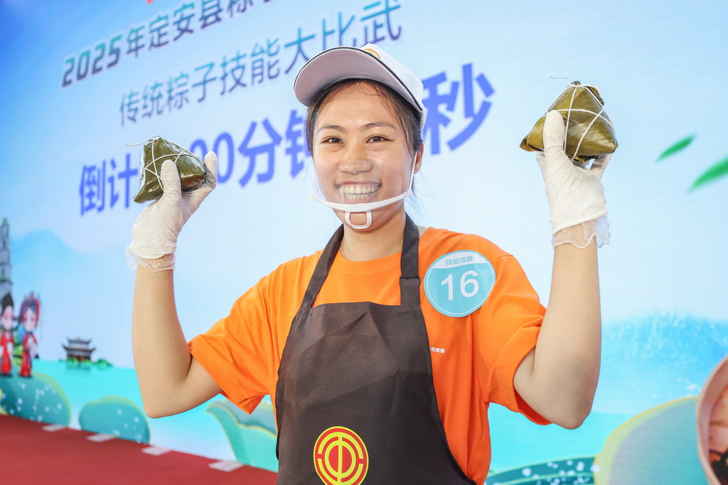 5月16日，參賽選手在海南定安縣2025年粽子行業(yè)技能競賽中展示包好的粽子。
