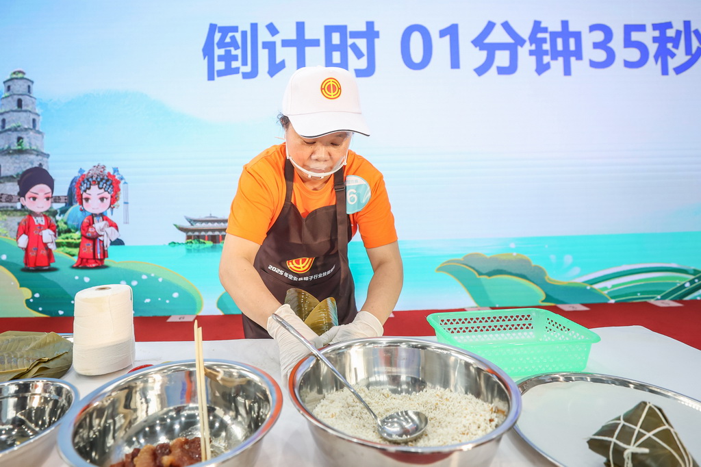 5月16日，參賽選手在海南定安縣2025年粽子行業(yè)技能競賽中包粽子。