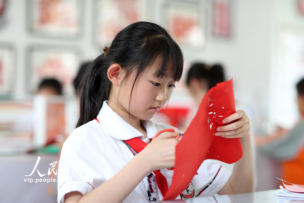 2025年5月17日，在陜西省旬邑縣逸夫小學，學生學習剪紙。