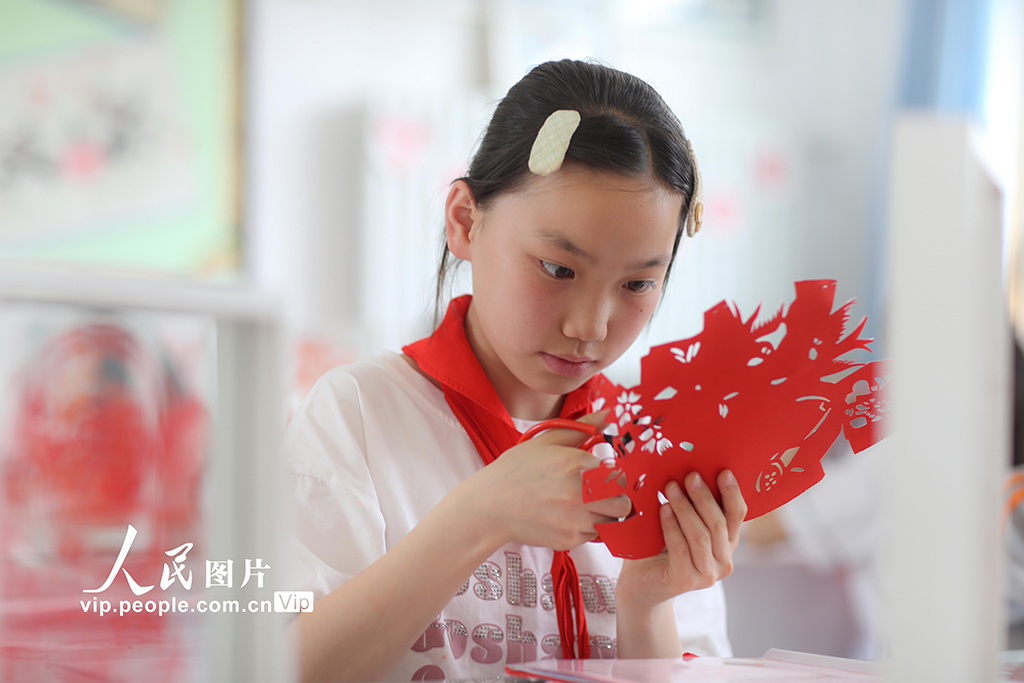 2025年5月17日，在陜西省旬邑縣逸夫小學(xué)，學(xué)生學(xué)習(xí)剪紙。