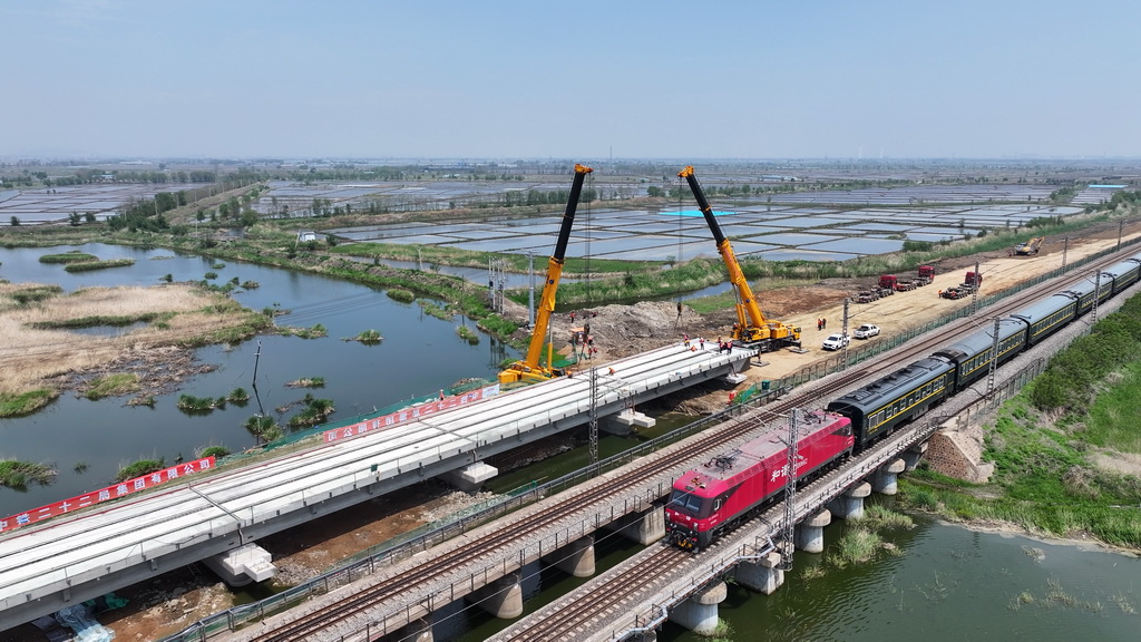 這是5月19日拍攝的沈山鐵路鴨子河中橋新建大橋架梁工程施工現(xiàn)場（無人機照片）。
