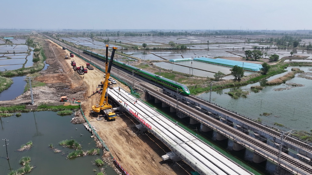 這是5月19日拍攝的沈山鐵路鴨子河中橋新建大橋架梁工程施工現(xiàn)場(chǎng)（無(wú)人機(jī)照片）。
