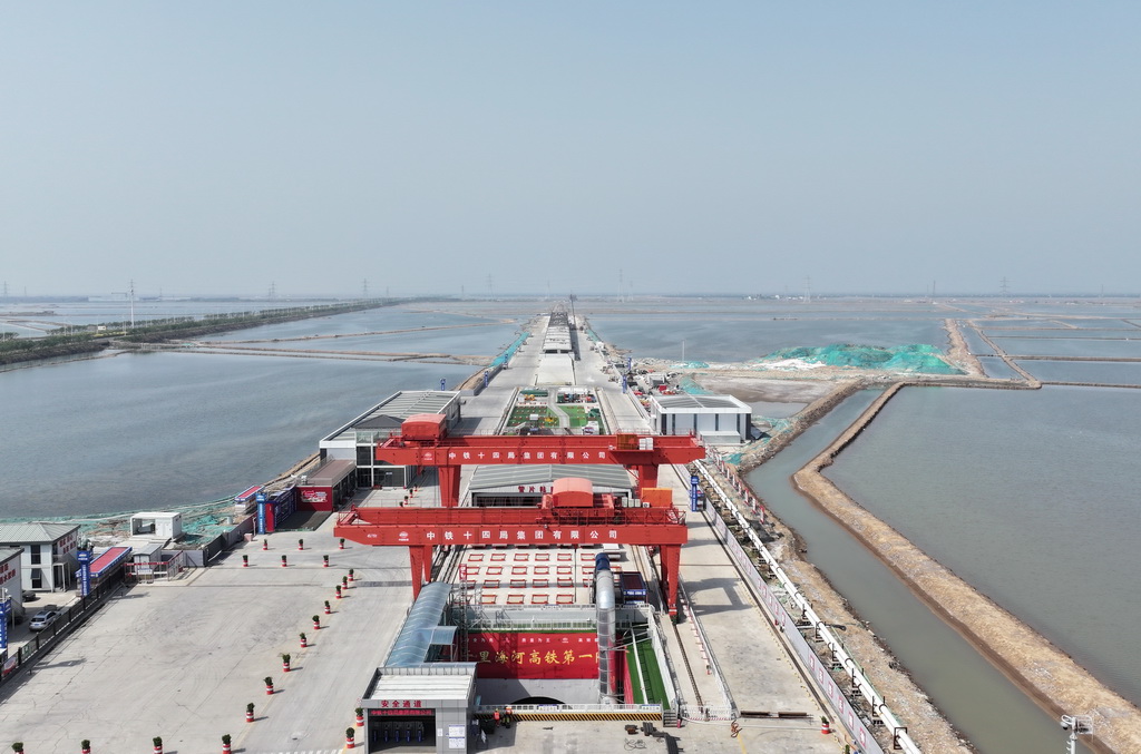 5月19日拍攝的津?yàn)H高鐵津沽海河隧道盾構(gòu)工區(qū)（無人機(jī)照片）。