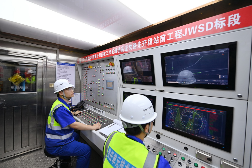 5月19日，中鐵十四局的建設(shè)者在盾構(gòu)機施工現(xiàn)場工作。