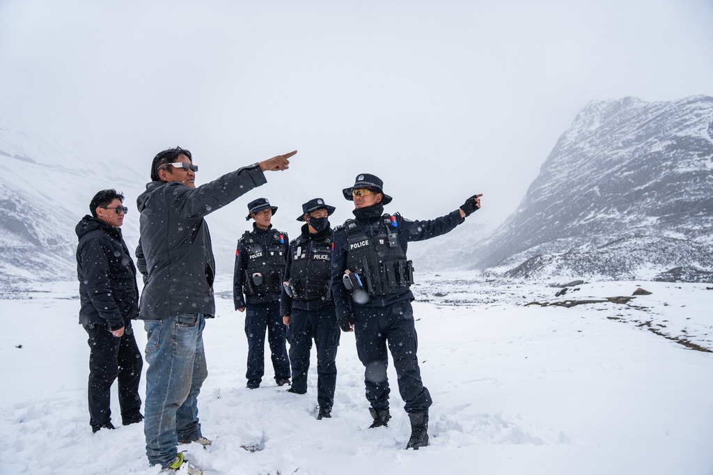 在那曲市索縣西昌鄉(xiāng)，當地民警向牧民普及蟲草采挖的安全區(qū)域（5月18日攝）。