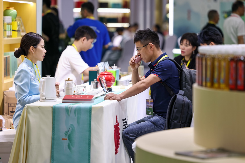 5月21日，觀眾在第七屆中國(guó)國(guó)際茶葉博覽會(huì)湖北組團(tuán)展區(qū)品茶。