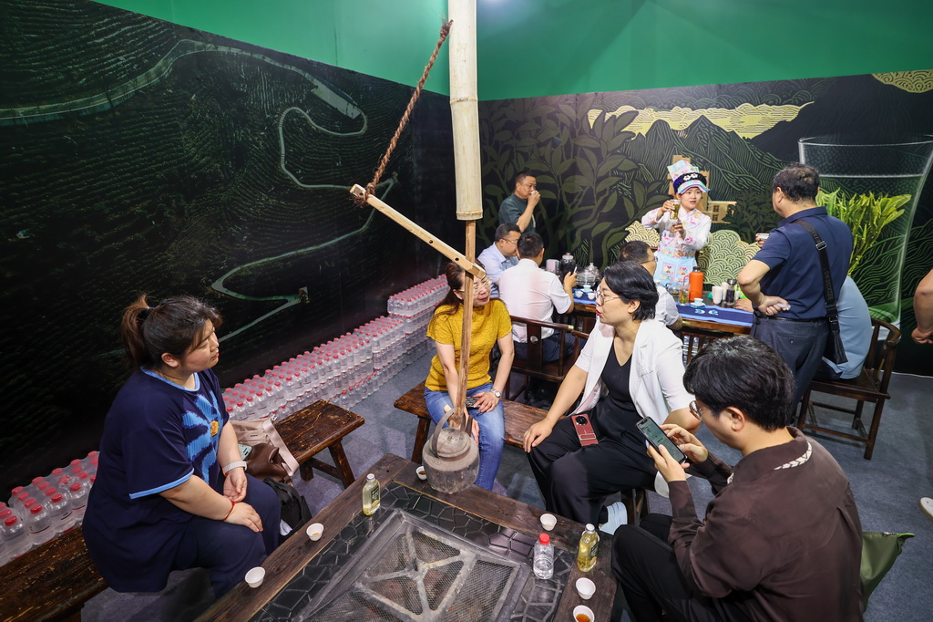 5月21日，觀眾在第七屆中國(guó)國(guó)際茶葉博覽會(huì)北川苔子茶展區(qū)品茶。