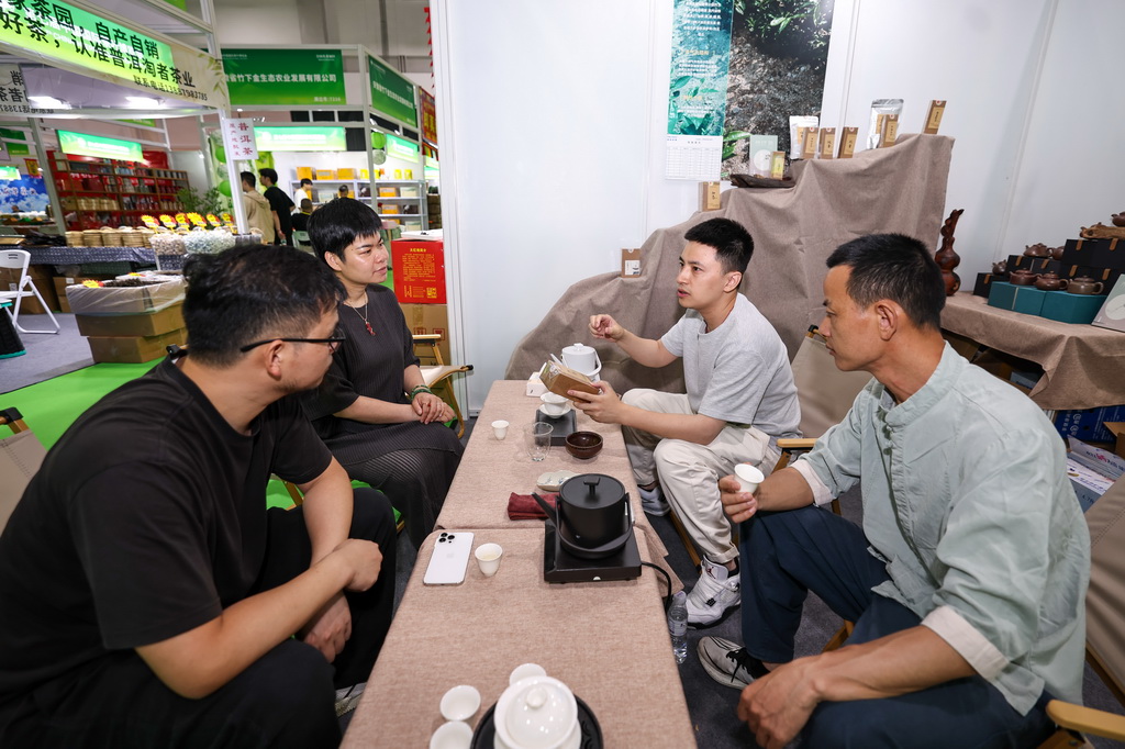 5月21日，觀眾在第七屆中國(guó)國(guó)際茶葉博覽會(huì)現(xiàn)場(chǎng)品嘗福鼎白茶。