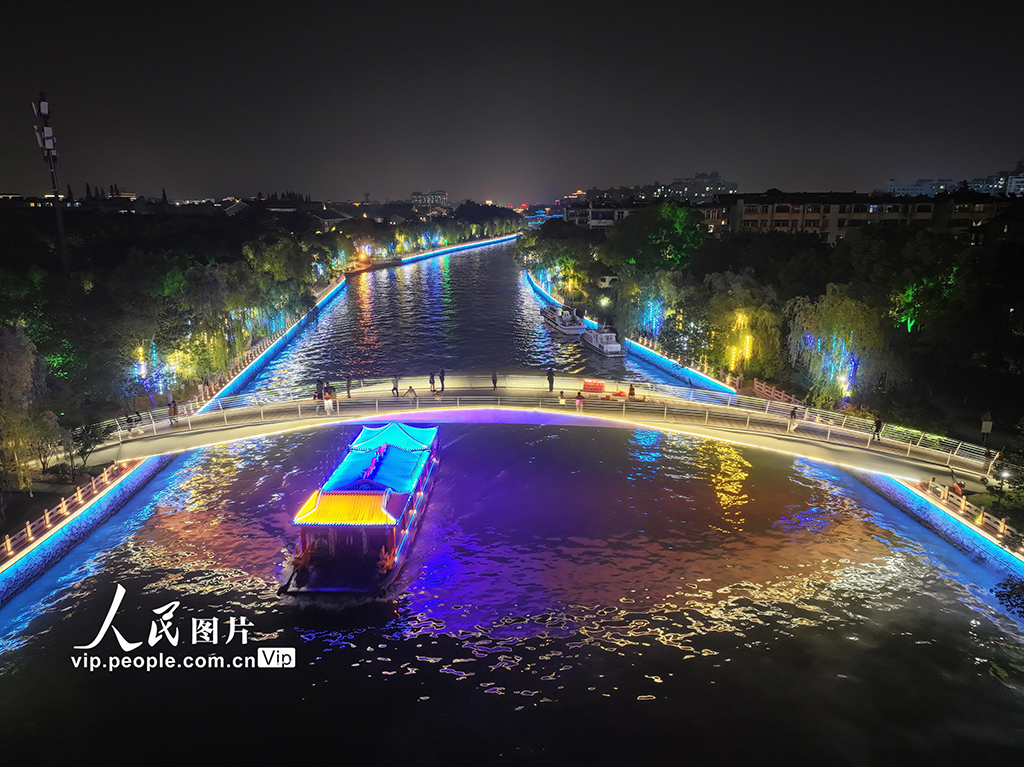 江蘇揚(yáng)州：夜游古運(yùn)河