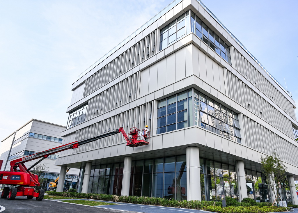 5月21日，工人在重慶永川科技片場(chǎng)二期項(xiàng)目作業(yè)。