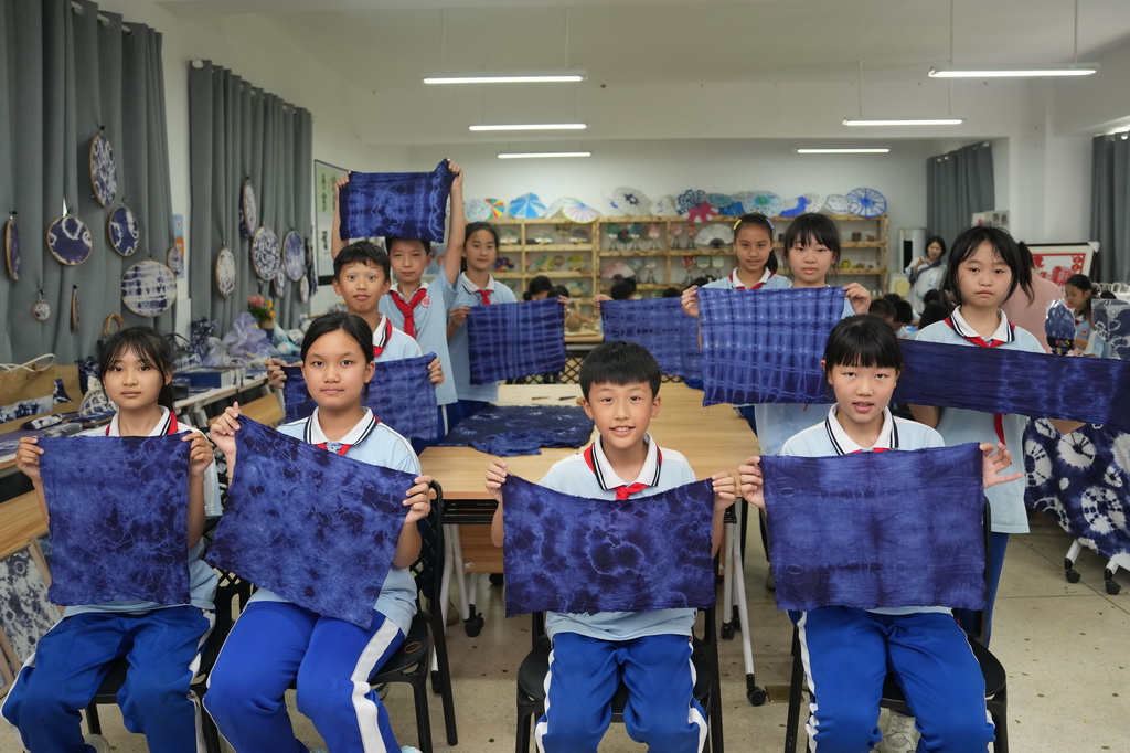 5月21日，學(xué)生們在吉首市芙蓉學(xué)校展示扎染作品。