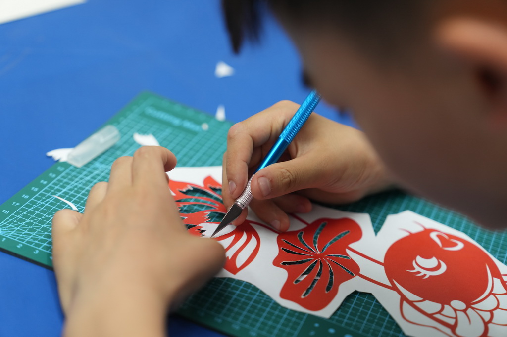 5月21日，學(xué)生在吉首市芙蓉學(xué)校學(xué)習(xí)踏虎鑿花（剪紙）技藝。