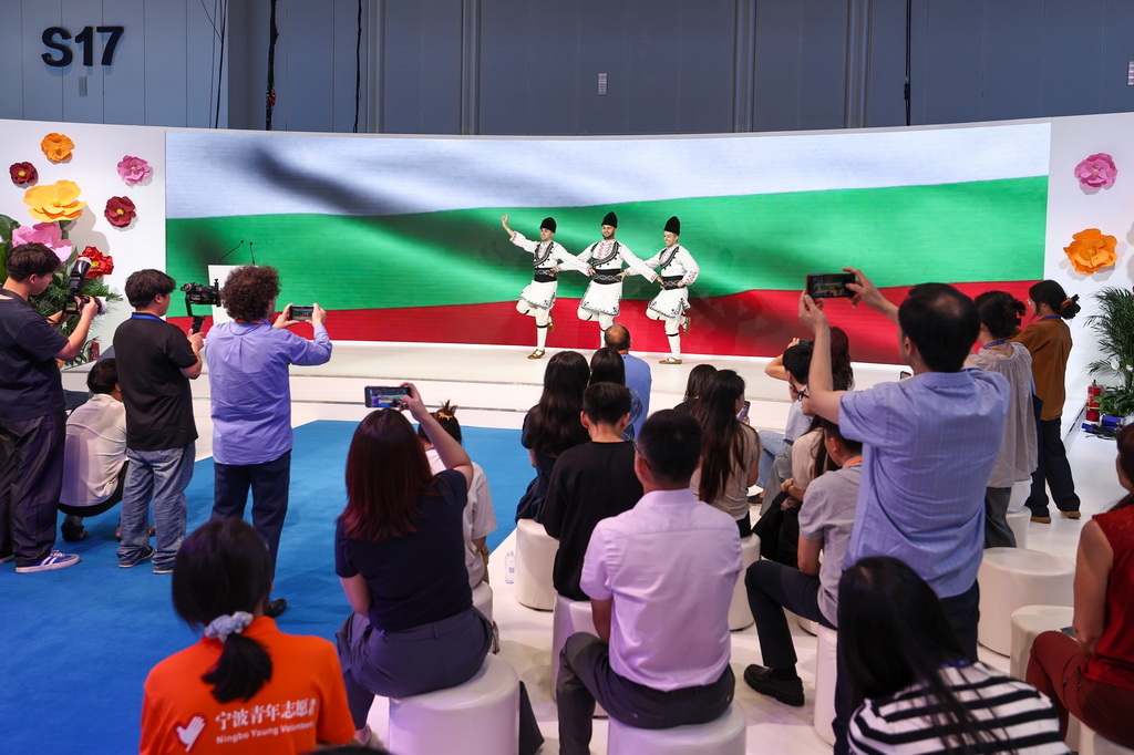 5月22日，觀眾在第四屆中國(guó)－中東歐國(guó)家博覽會(huì)暨國(guó)際消費(fèi)品博覽會(huì)現(xiàn)場(chǎng)欣賞保加利亞文藝表演。新華社記者 江漢 攝