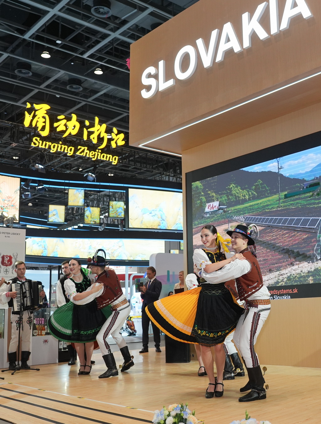 5月22日，來自斯洛伐克的表演者在中東歐展館進(jìn)行傳統(tǒng)舞蹈表演。新華社記者 黃宗治 攝