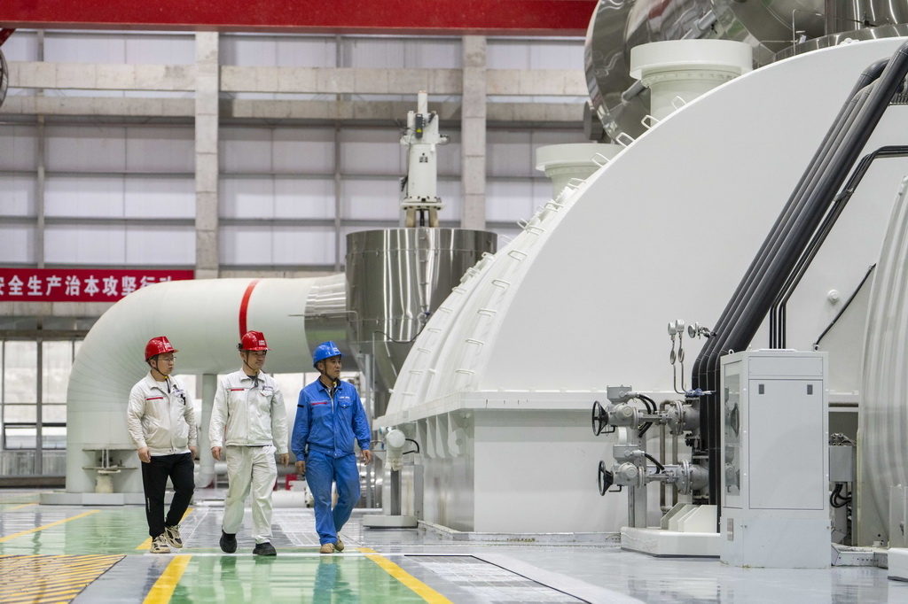 5月22日，長安益陽電廠工作人員巡檢發(fā)電設備。