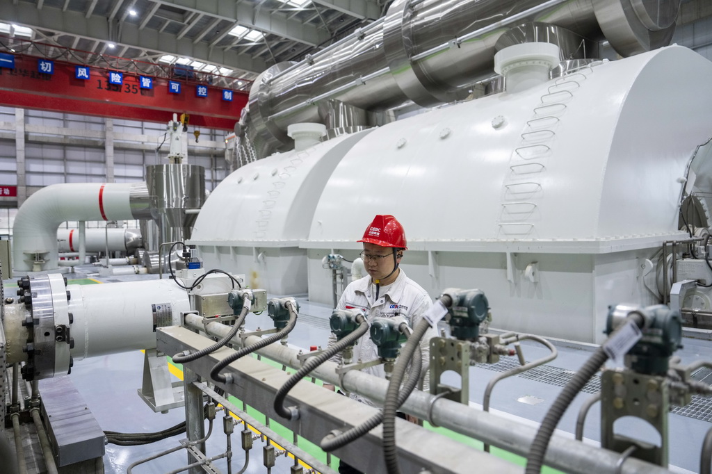 5月22日，長安益陽電廠工作人員巡檢發(fā)電設(shè)備。