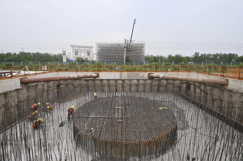 5月22日，中鐵十八局的建設(shè)者在施工現(xiàn)場作業(yè)。