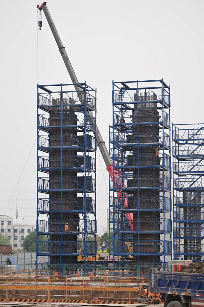 5月22日，中鐵十八局的建設者在施工現場作業(yè)。
