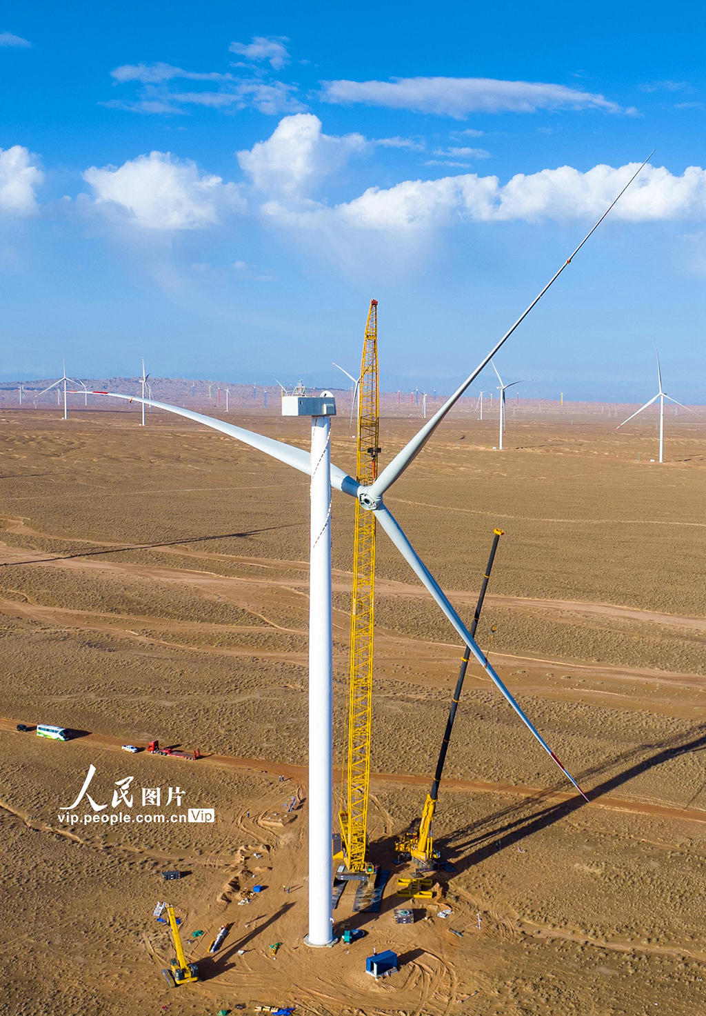 甘肅臨澤：風(fēng)電場建設(shè)正酣【6】