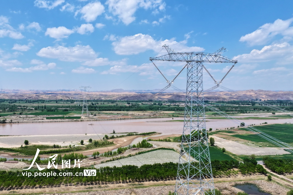 寧夏中衛(wèi)：跨越黃河送綠電