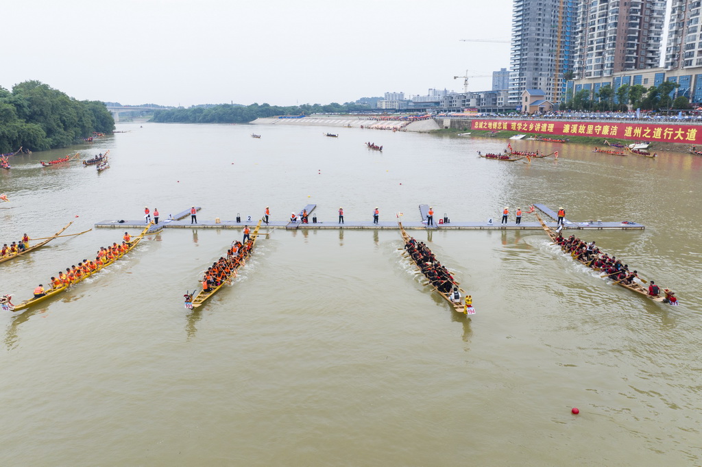5月25日，參賽隊(duì)伍準(zhǔn)備出發(fā)（無(wú)人機(jī)照片）。