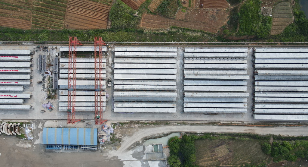 銅陵江北港鐵路專用線T梁預制施工現(xiàn)場（5月26日攝，無人機照片）。