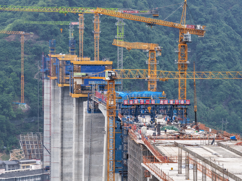 這是5月26日拍攝的西渝高鐵任河特大橋建設現(xiàn)場（無人機照片）。