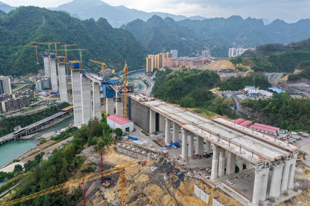 這是5月26日拍攝的西渝高鐵任河特大橋建設(shè)現(xiàn)場(chǎng)（無(wú)人機(jī)照片）。