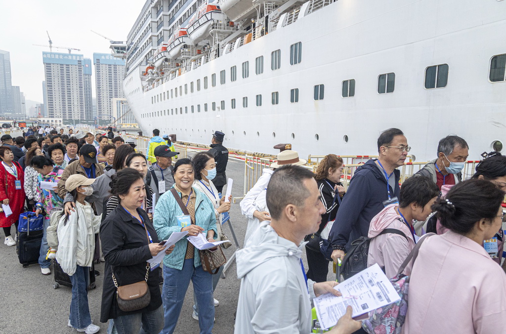 5月27日，游客在大連港國際郵輪中心準備登上“愛達·地中海”號。