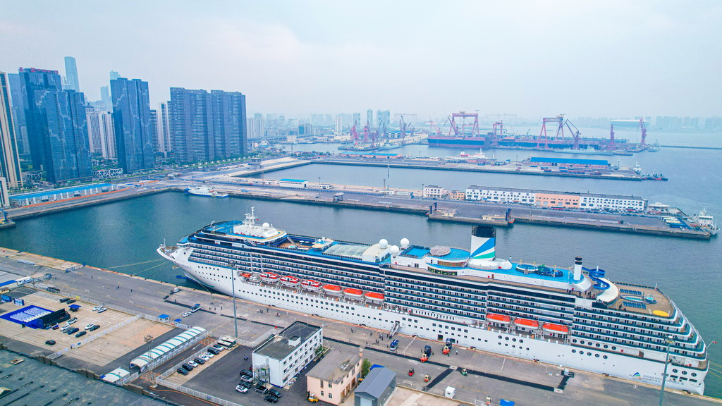 5月27日拍攝的?？吭诖筮B港國際郵輪中心泊位的“愛達(dá)·地中?！碧?hào)（無人機(jī)照片）。