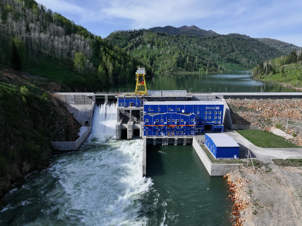 這是5月8日在哈薩克斯坦東哈州拍攝的圖爾古孫水電站（無(wú)人機(jī)照片）。新華社記者 李任滋 攝